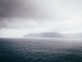 Black Fog Rising Svartur mjørki í Steinprenti